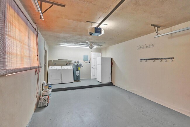 Building Photo - 7010-7012 NW 78th Ave