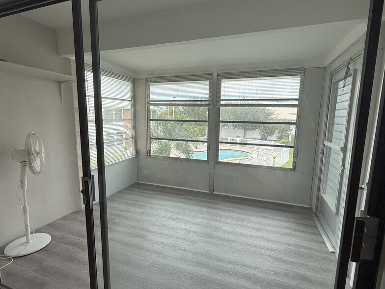 Lanai - 22333 Edgewater Dr