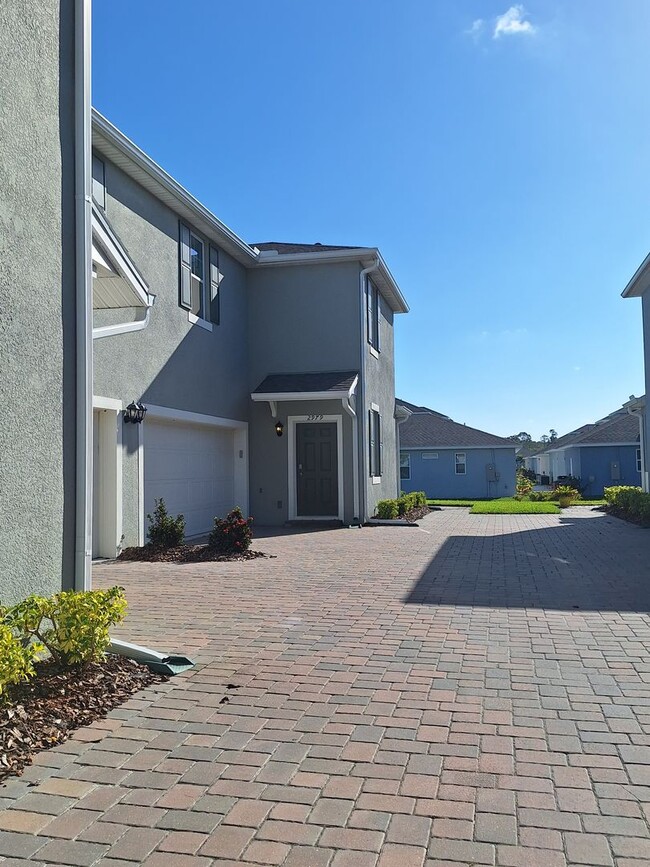 Building Photo - 3BR 2.5BA VENETIAN BAY TOWNHOME
