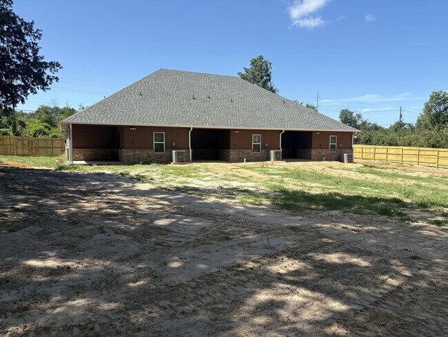 Building Photo - Country Road Triplex