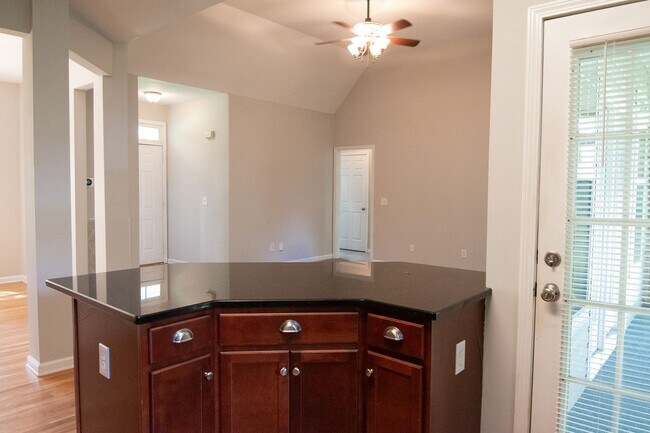 Building Photo - Main level living in Murfreesboro!