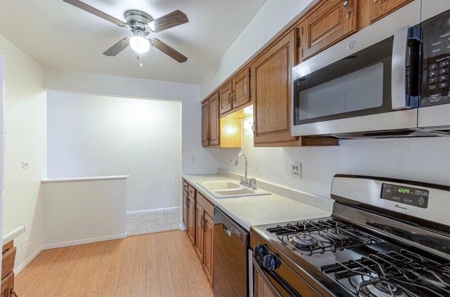 Building Photo - 3004 Roberts Dr