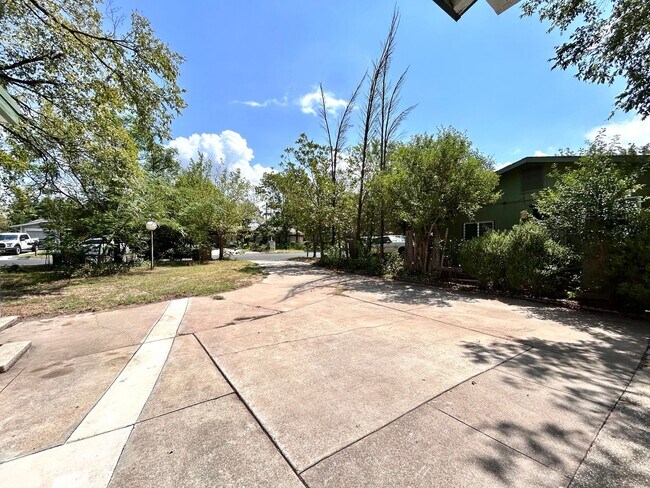Building Photo - 2309 Devonshire Dr