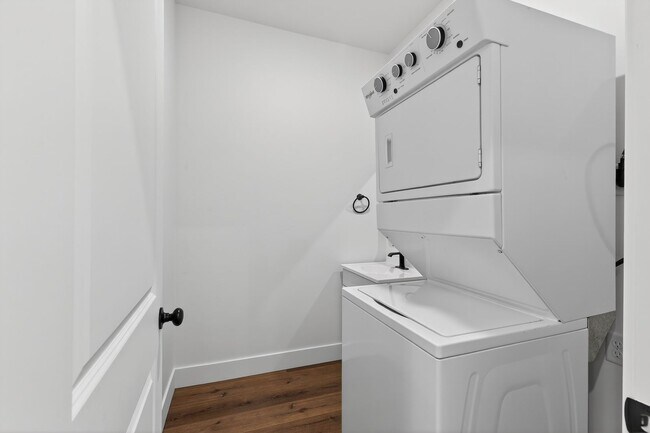 Building Photo - JR119L