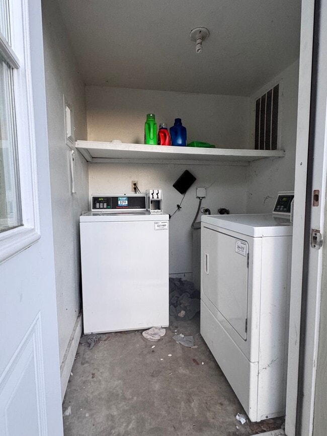 Building Photo - SECOND STORY CONDO WITH BILLS PAID