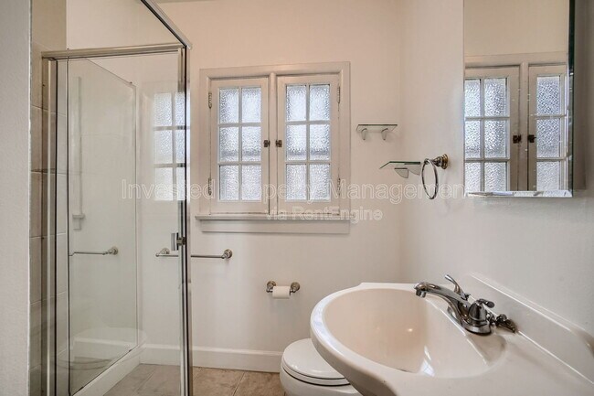 Building Photo - 384 N Ogden St