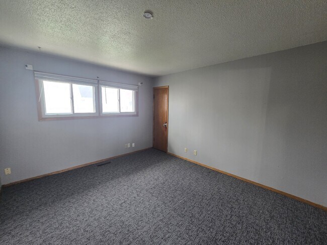 Building Photo - 811 W 3rd St