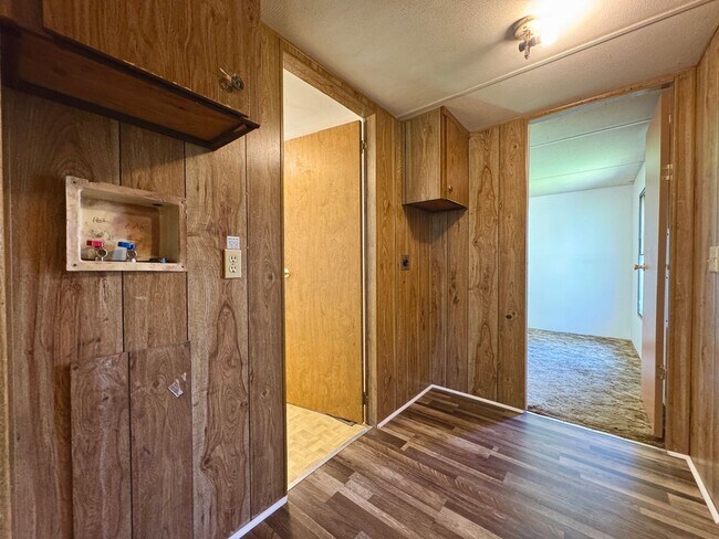Building Photo - 225 Community Dr