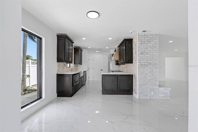 Building Photo - 520 115th Ave