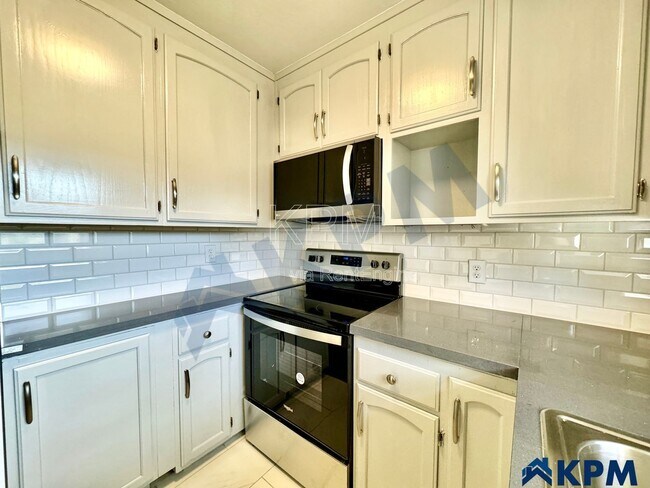 Building Photo - 2037 Lake Dr
