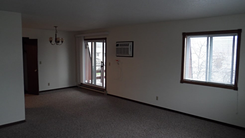 Spacious livingroom - 825 53rd Ave
