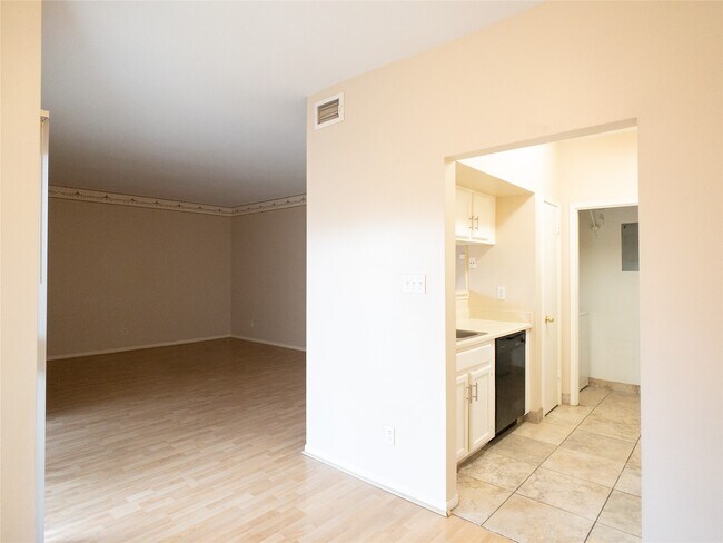 Building Photo - 6500 Harbor Town Dr