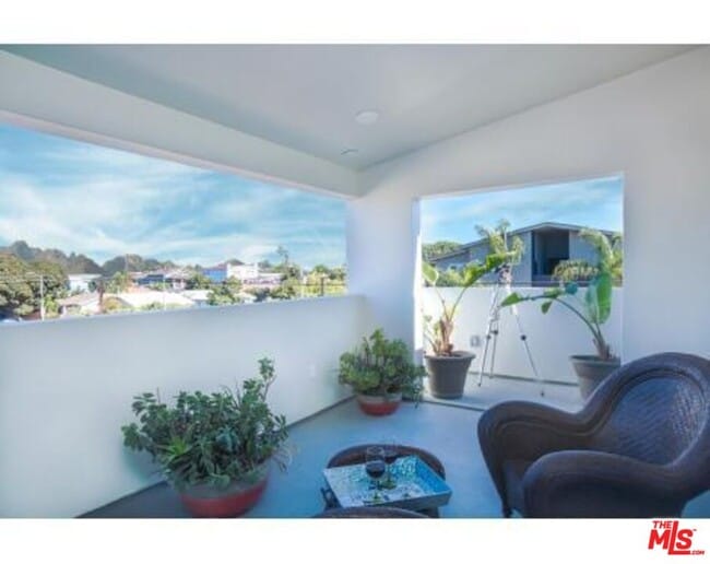 Building Photo - 613 6th Ave