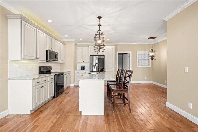 Building Photo - 200 Crooked Creek Dr