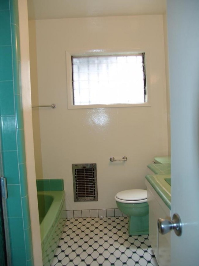Bathroom - 3815 Los Feliz Blvd