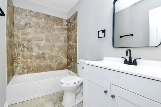 Building Photo - END UNIT 3BD/2.5BA Townhome in Lexington Commons