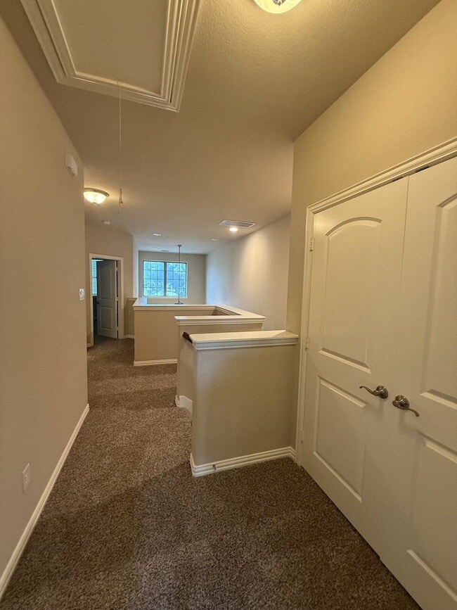 Building Photo - Come see this Townhome in such a great area.