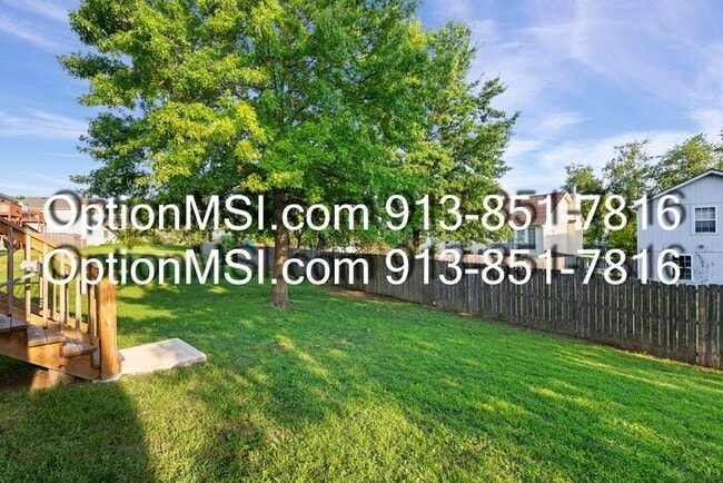 Building Photo - Well Maintained Half Duplex