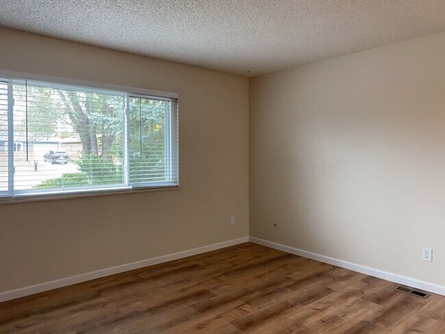 Building Photo - Spacious West-Side Tri-Level Home