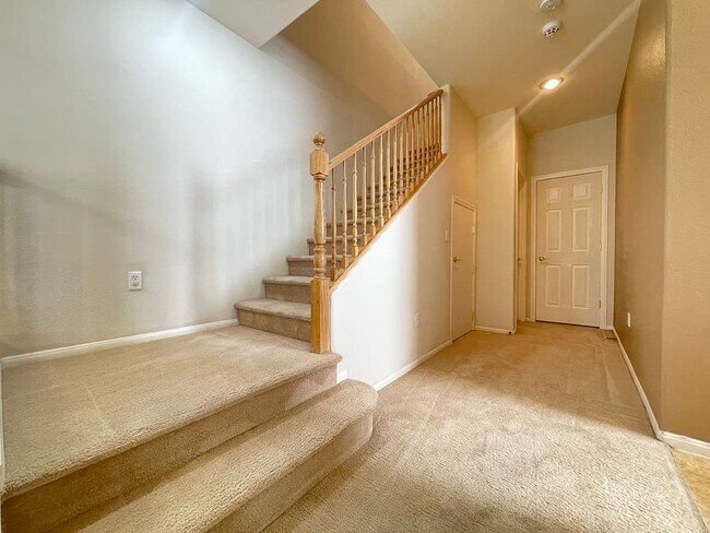 Building Photo - 3 Bedroom 2 1/2 Bath Home - Kitchen w/Gran...