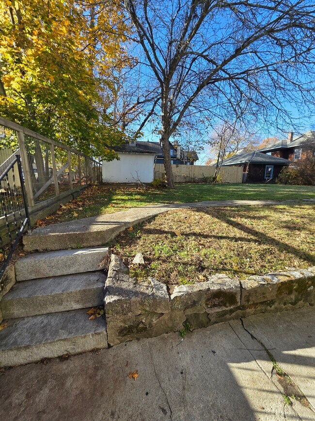 Building Photo - 32 Channing St