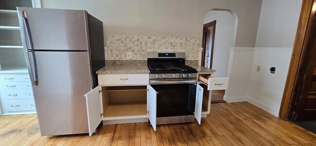 Building Photo - 125 Vernon St