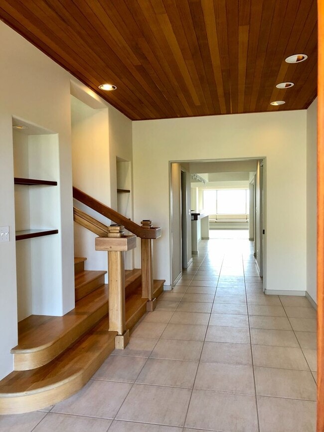 Building Photo - 3/2.5/2 Home - Located in the Beautiful Gated Community at Kahalakua- Endless Views!