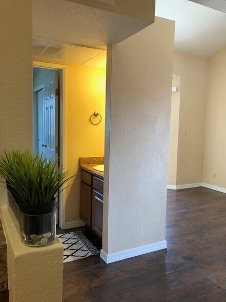 Building Photo - 1745 E Glenn St