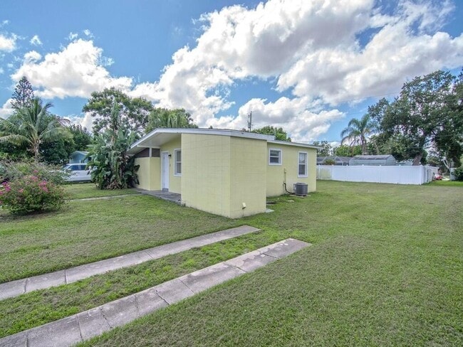 Building Photo - 170 SE Solaz Ave