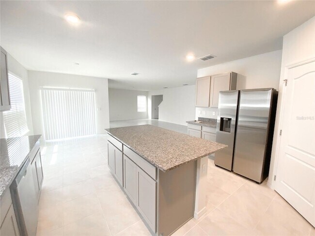 Building Photo - 495 Lily Ln