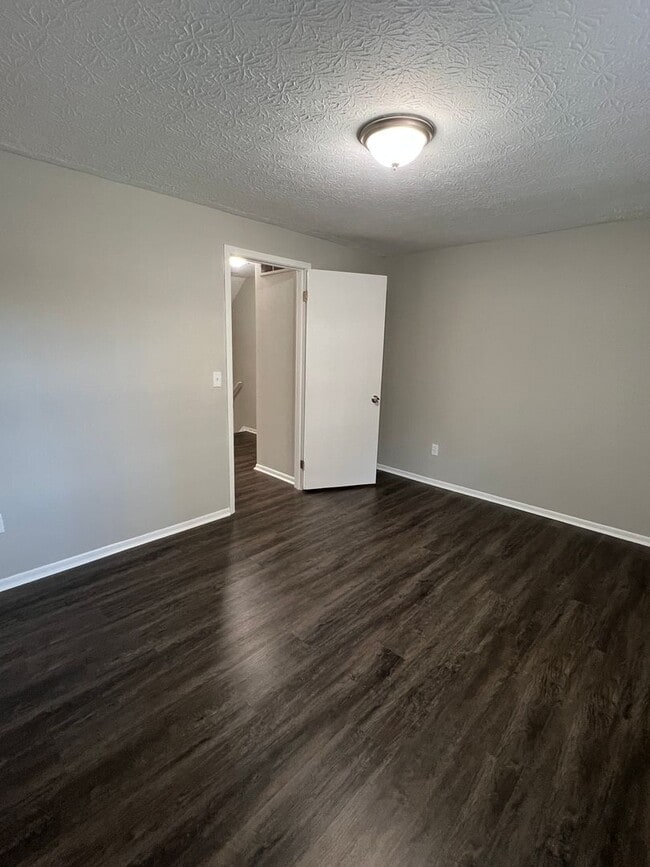Building Photo - *RENT SPECIAL* Updated 2 Bedroom 1.5 Bathr...