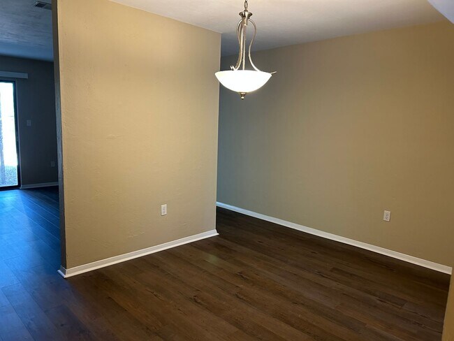 Building Photo - 2 Story Townhouse in Hawthorne Reserve