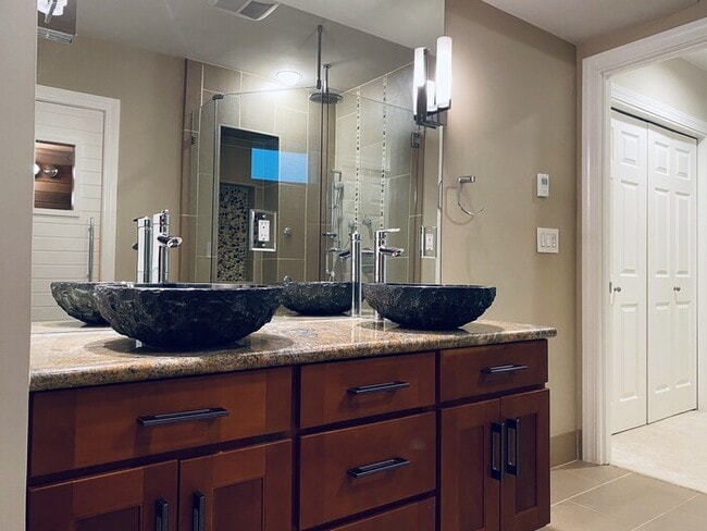 Building Photo - 5 Bedroom Craftsman - Home Great Schools - Cul-De-Sac - Pets Welcome