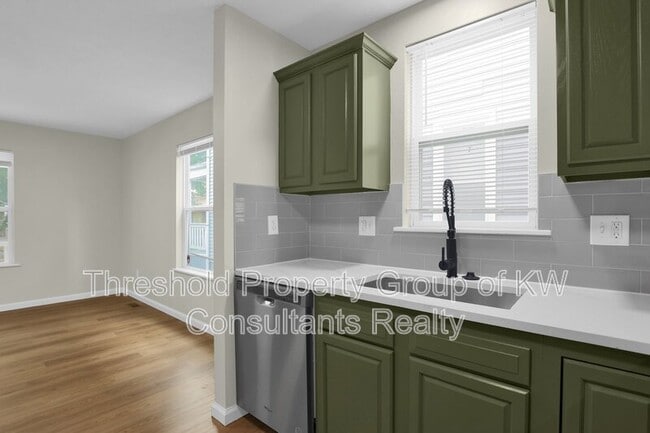 Building Photo - 1352 N 6th St