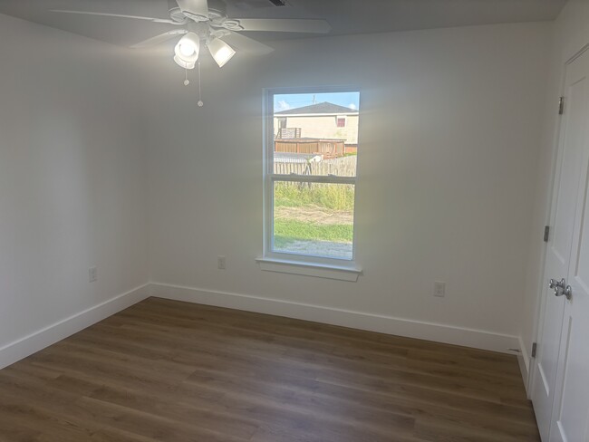 Building Photo - 2305 Weyer St