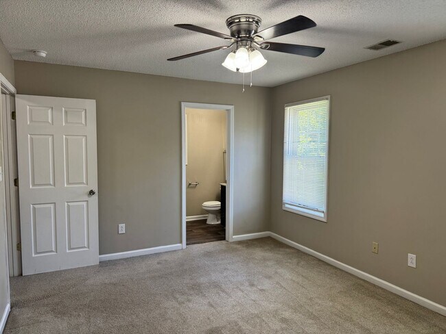 Building Photo - $1425/18 month lease or $1450/12 month lease.