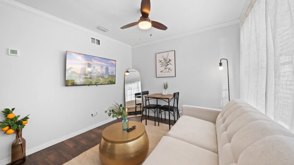 Building Photo - 720 1/2 West Woodlawn Avenue-SI ID1271928P