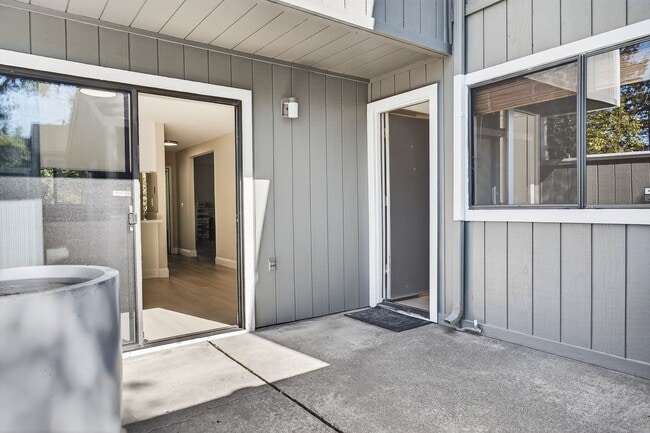 Building Photo - Newly Renovated 3/2.5 bath End-Unit Townhome with Vaulted Ceilings – Minutes to I-680 & Downtown!