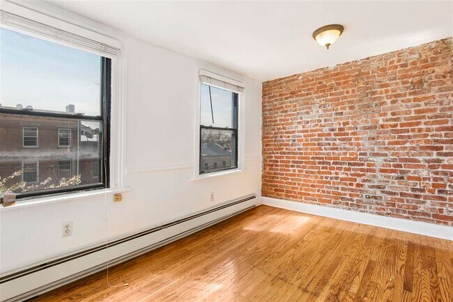 Building Photo - 212 5th St