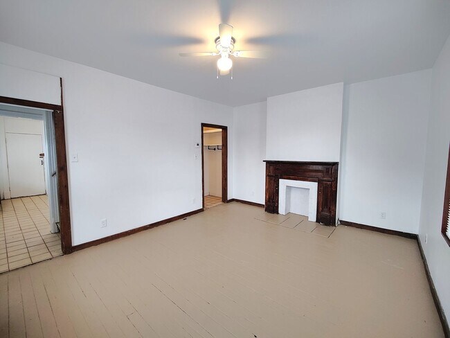 Building Photo - *Spacious 2BD/1BA Single-Family Home Available in Oakland*