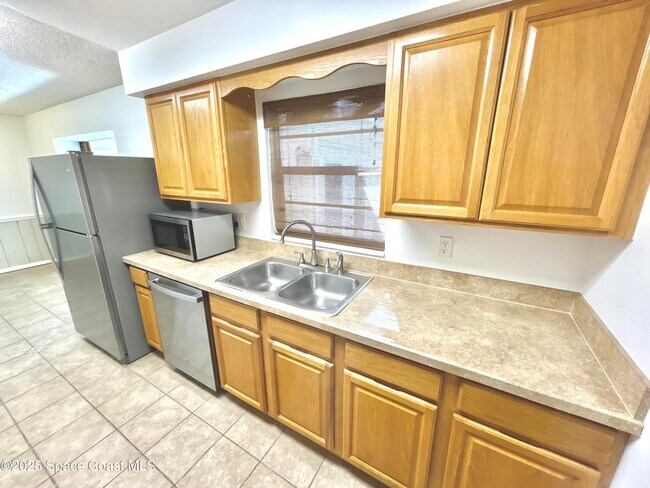 Building Photo - 401 Sea Horse Ave