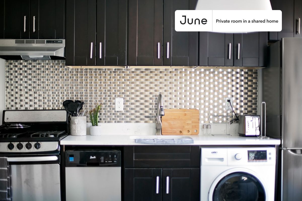 Building Photo - Room in Shared 3 bed/2 bath home