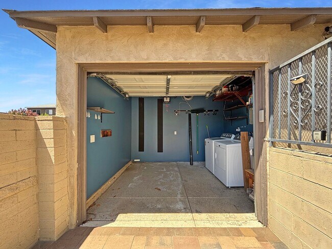 Building Photo - Beautiful 3BD/3BA House in Talmadge w/ ADU...