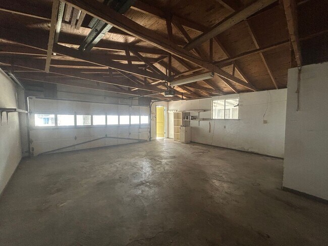 Building Photo - Charming 3 Bed, 2 Bath Home + Bonus 1 Bed/...