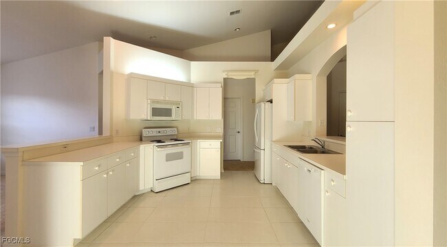 Building Photo - 14571 Daffodil Dr