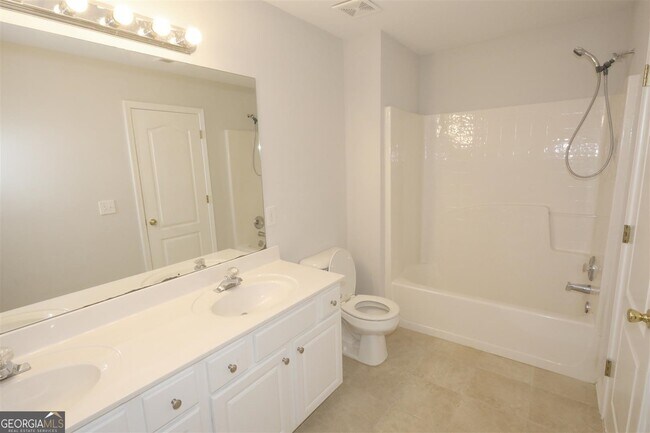 Building Photo - 3205 Vaughan Dr