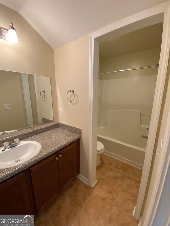 Building Photo - 212 Village Dr