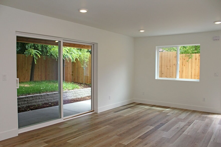 Building Photo - 4563-4563 N Borthwick Ave