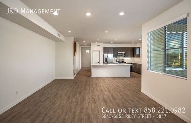 Building Photo - Gorgeous Townhome w/ Rooftop Decks and Oce...