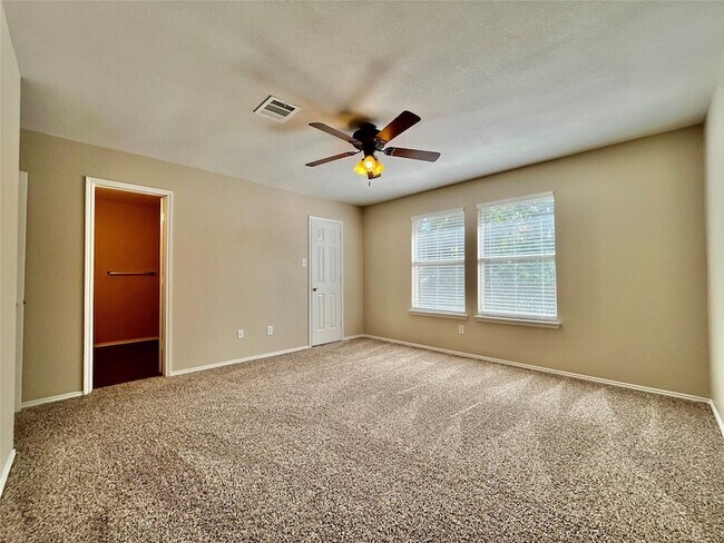 Building Photo - 2200 Lookout Ln